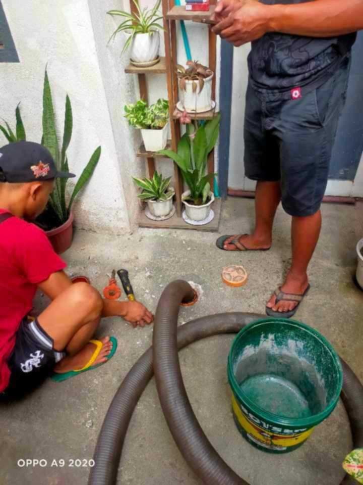 Residential siphoning process cleaning home septic tanks